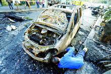 Dezenas de carros foram incendiados por grupos de manifestantes violentos  