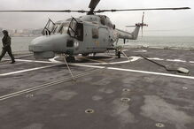 Lynx da Marinha portuguesa pousado no convés da fragata ‘Corte-Real’