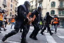 Polícia em confrontos com manifestantes nas ruas de Barcelona
