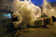 Polícia em confrontos com manifestantes nas ruas de Barcelona	