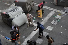 Idoso enfrenta grupo de manifestantes 