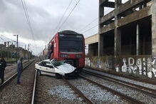 Carro abalroado por comboio em Alhandra