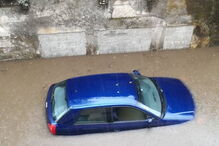 Chuva forte deixa carros parcialmente submersos em rua de Braga