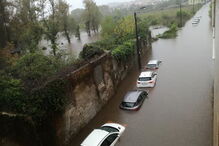 Chuva forte deixa carros parcialmente submersos em rua de Braga