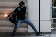 Manifestantes em Hong Kong desafiam polícia com protesto não autorizado