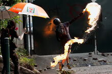 Manifestantes em Hong Kong desafiam polícia com protesto não autorizado