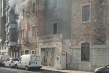 Chamas consomem edifício devoluto em Campolide