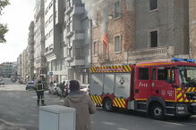 Chamas consomem edifício devoluto em Campolide