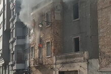 Chamas consomem edifício devoluto em Campolide