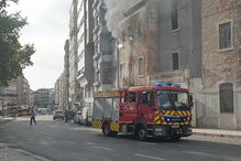 Chamas consomem edifício devoluto em Campolide