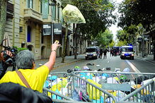 Manifestantes lançaram sacos do lixo