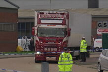 Camião e reboque transferidos para local seguro  