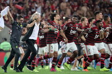 Flamengo arrasa Grêmio e vai discutir Libertadores com o River