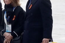 Francis Franco com a bandeira pré-constitucional na mão