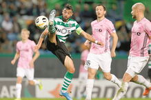 Bruno Fernandes no meio de três jogadores da equipa norueguesa do Rosenborg 