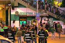 Forte dispositivo policial junto às instalações da Juventude Leonina   