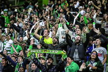 Adeptos das claques mostraram rolos de papel higiénico e lenços brancos  