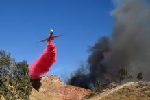 Vário incêndios florestais estão a lavrar na Califórnia