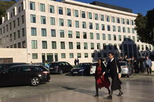 Assessor da deputada do Livre chega à Assembleia da República de saia