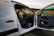 Três mortos e três feridos encontrados em estrada