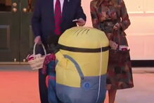 O momento em que Trump coloca doces em cima de uma criança