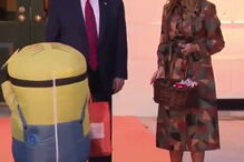 O momento em que Trump coloca doces em cima de uma criança