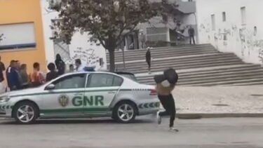 Homem que tinha acabado de ser detido foge algemado do carro da GNR