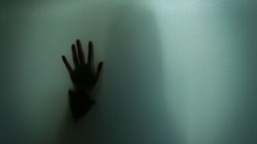 Mulher arrasta filhos pelos cabelos e atira-os contra a parede. Violência durou oito anos