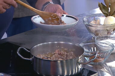 Chef Carlos Capote ensina a fazer arroz de polvo