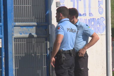 Estudantes assaltam menor e escondem-se dentro da escola