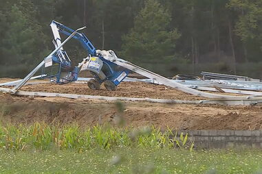 Desabamento de estrutura de vacaria faz dois feridos graves em Ponte de Lima