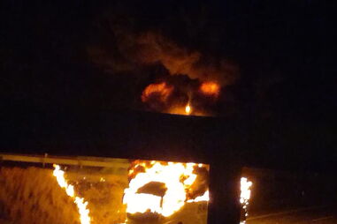 Autocarro consumido pelas chamas na A9 em Loures