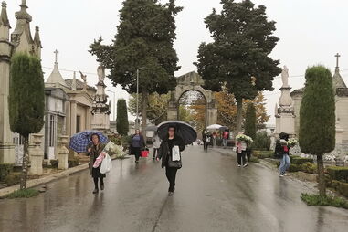 Milhões de portugueses fazem romagem aos cemitérios
