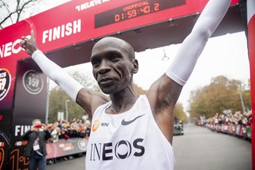 Eliud Kipchoge correu os 42,195 quilómetros em 1 hora, 59 minutos e 40  segundos, Notícias 24