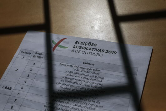 Eleitores exercem o direito ao voto nas Legislativas	