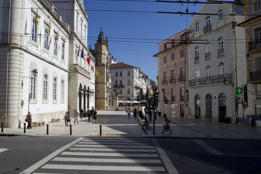 Câmara Municipal de Coimbra, à esquerda