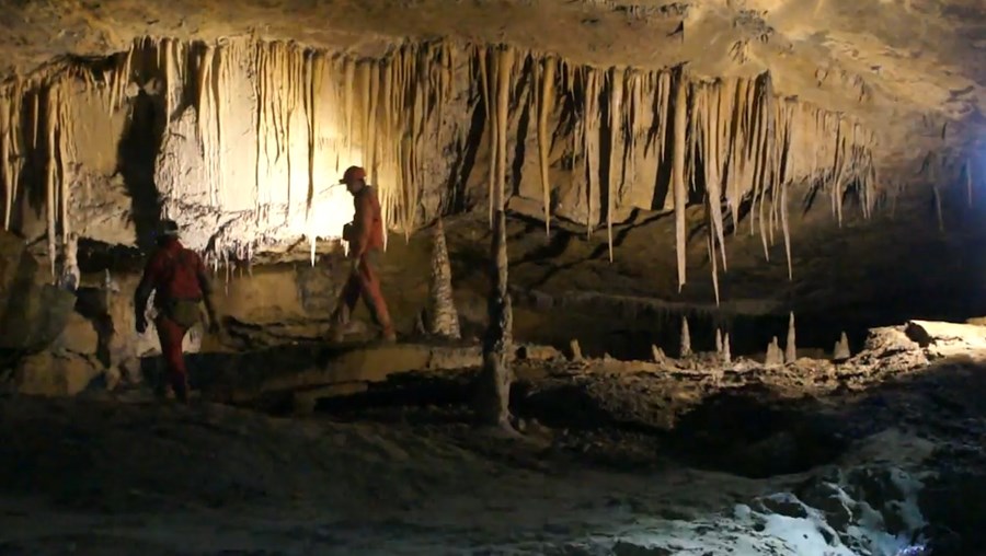 Equipas de resgate tentam salvar grupo de investigadores portugueses preso em gruta