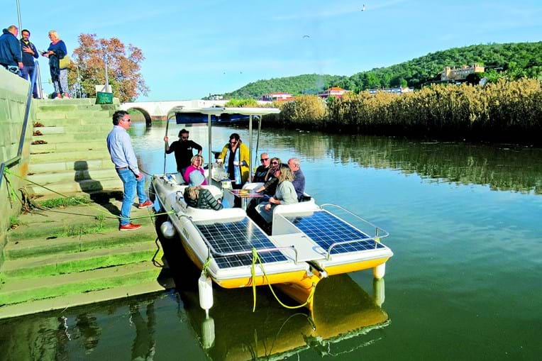 Barco Solar da empresa Algarve Sun Boat é uma das embarcações que faz passeios ecológicos no rio Arade 