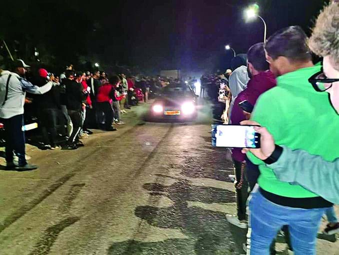 Corrida ilegal marcada na Internet junta 300 carros na Serra da