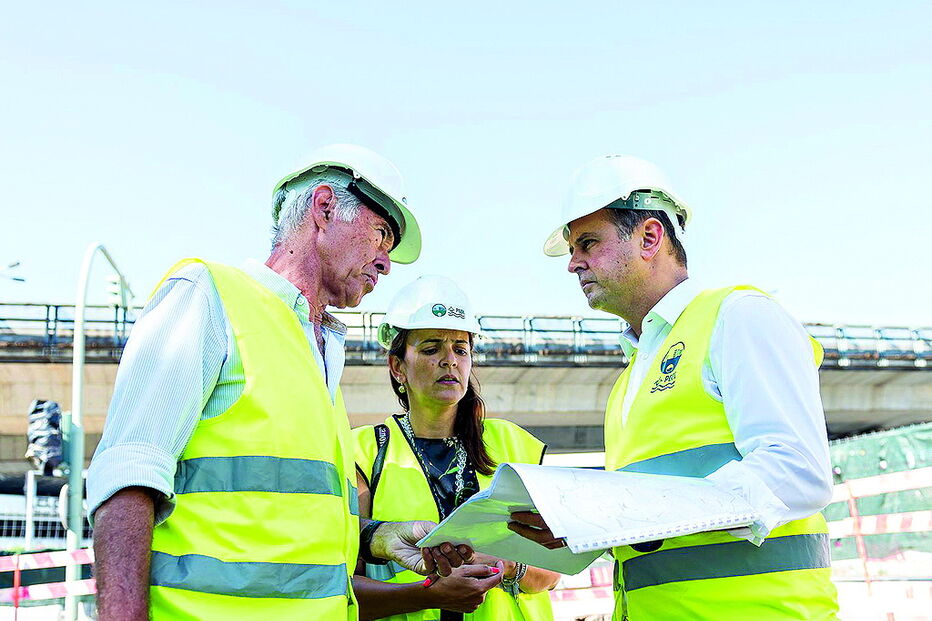 O autarca Fernando Medina com os responsáveis da obra 