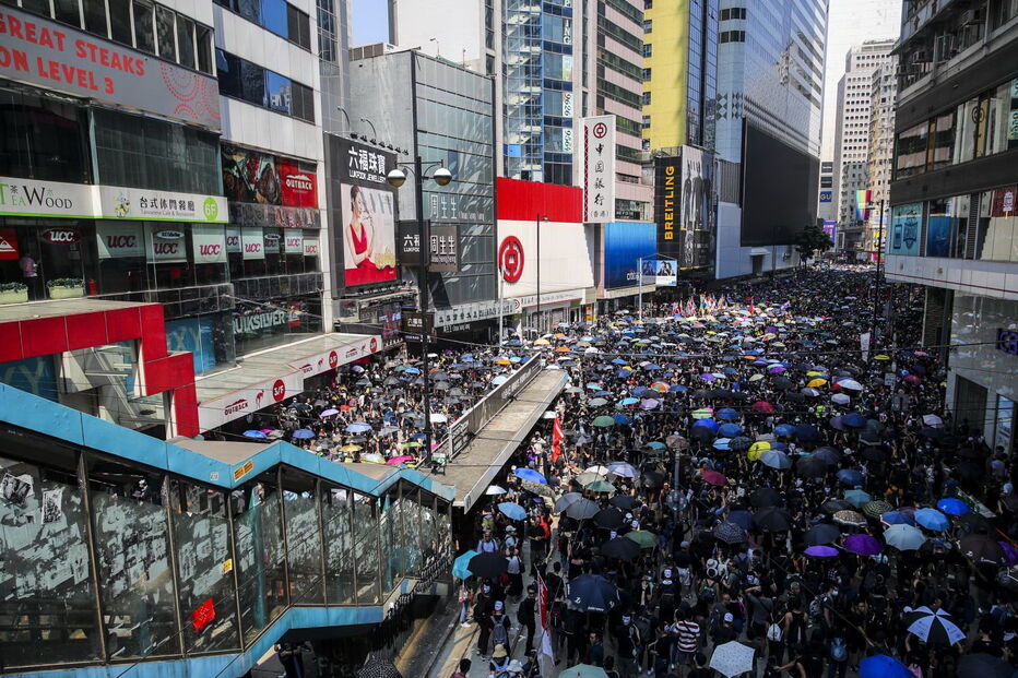 Protestos ilegais em Hong Kong levam metro a fechar estações