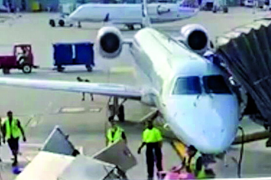 Carro de catering causou momentos de pânico num aeroporto de Chicago ao ficar a girar sozinho a grande velocidade, ameaçando um avião de 15 milhões de dólares 