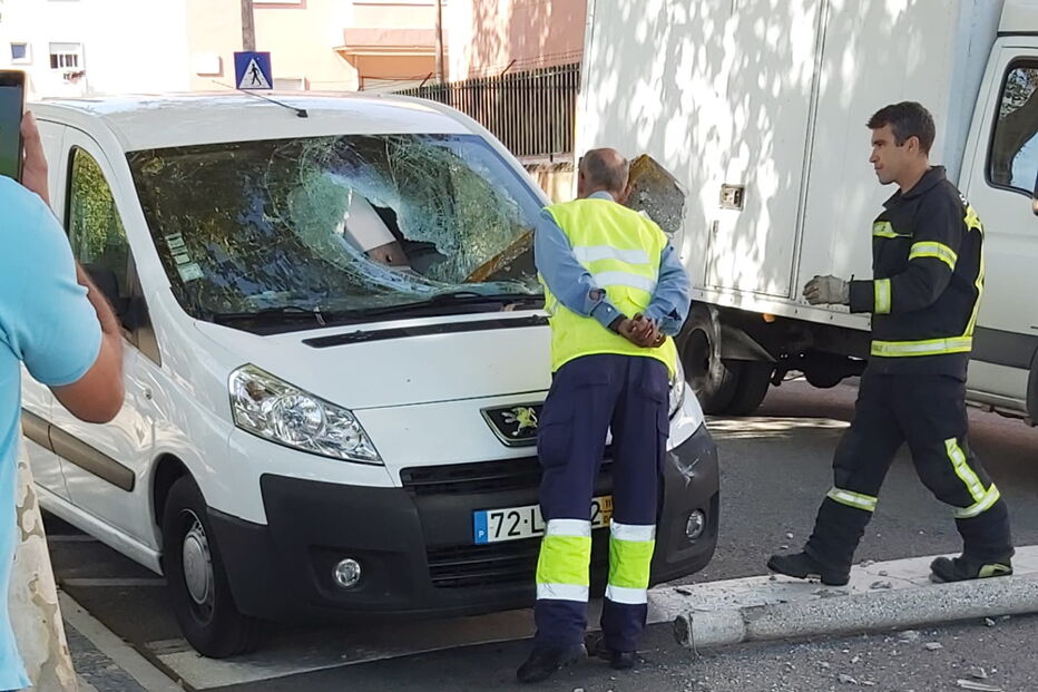 Carrinha despista-se e embate contra poste em Lisboa