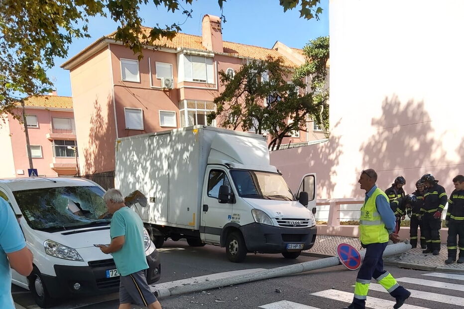 Carrinha despista-se e embate contra poste em Lisboa