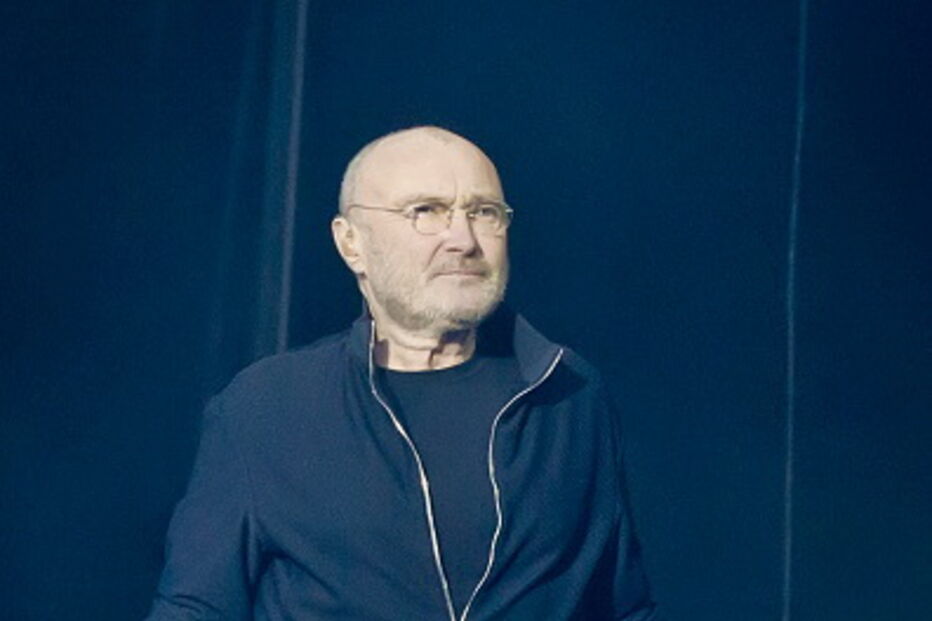 Phil Collins aparece numa cadeira de rodas e cai durante concerto