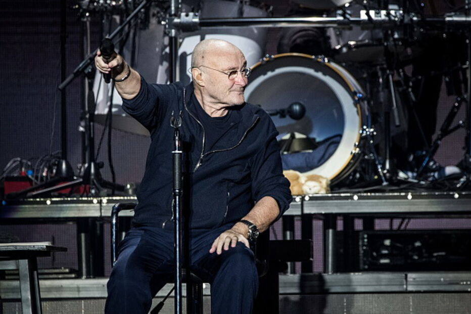 Phil Collins aparece numa cadeira de rodas e cai durante concerto