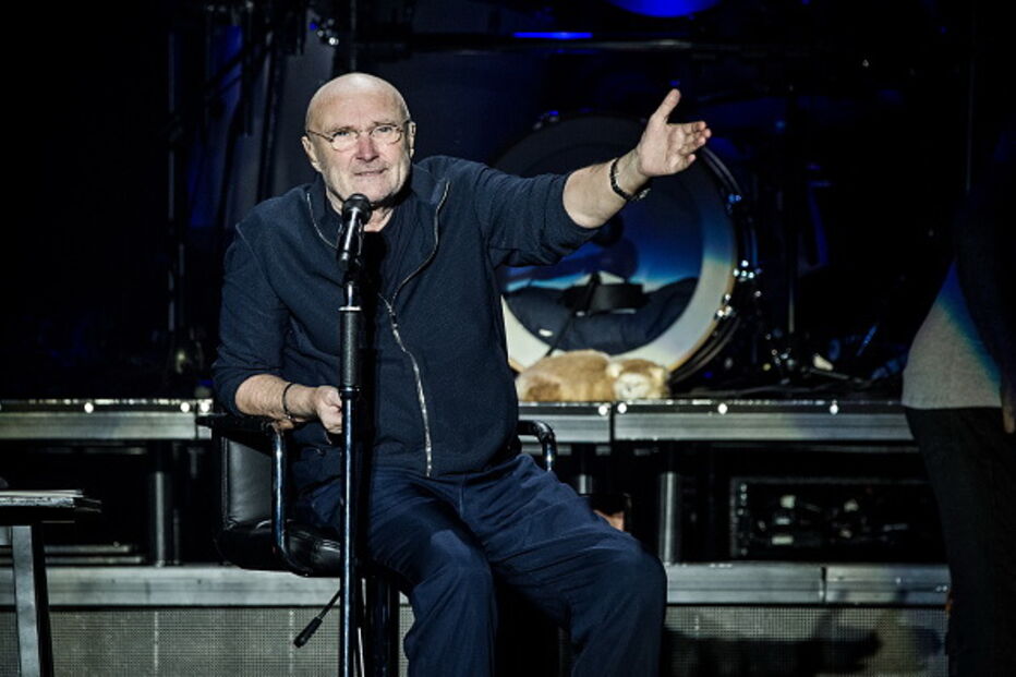 Phil Collins aparece numa cadeira de rodas e cai durante concerto