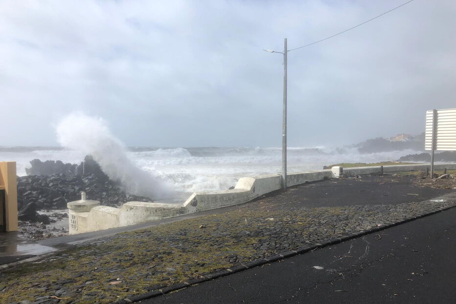 Furacão Lorenzo provoca estragos na zona da Feteira