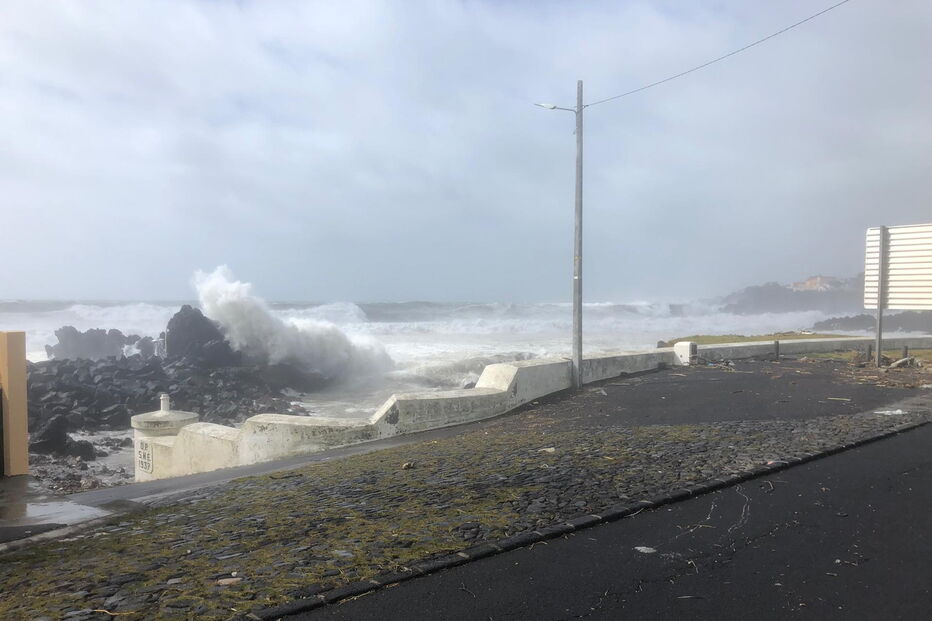 Furacão Lorenzo provoca estragos na zona da Feteira