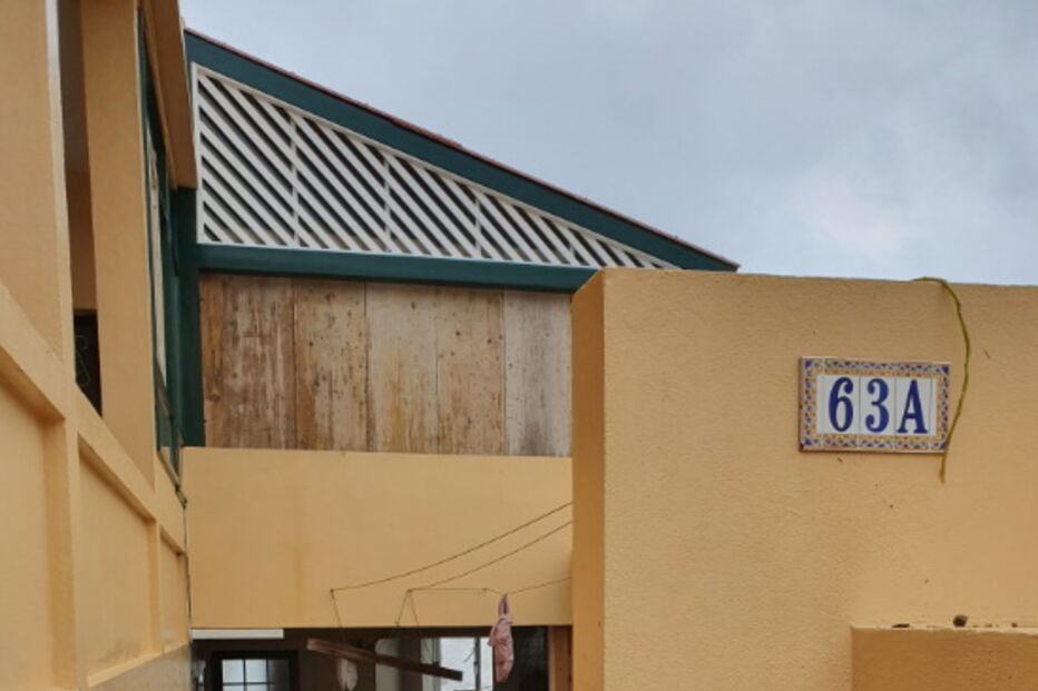 Furacão Lorenzo destrói casas no Faial